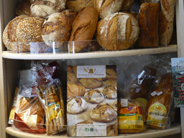 La boulangerie : chaque jour du pain frais en provenance des boulangeries artisanales